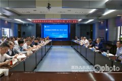 紧扣树立和践行准确政绩不雅进修教育要